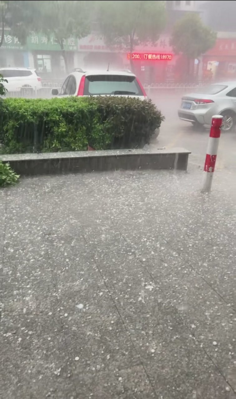 今日南昌又下起冰雹了,恶劣天气,大家出行注意安全!