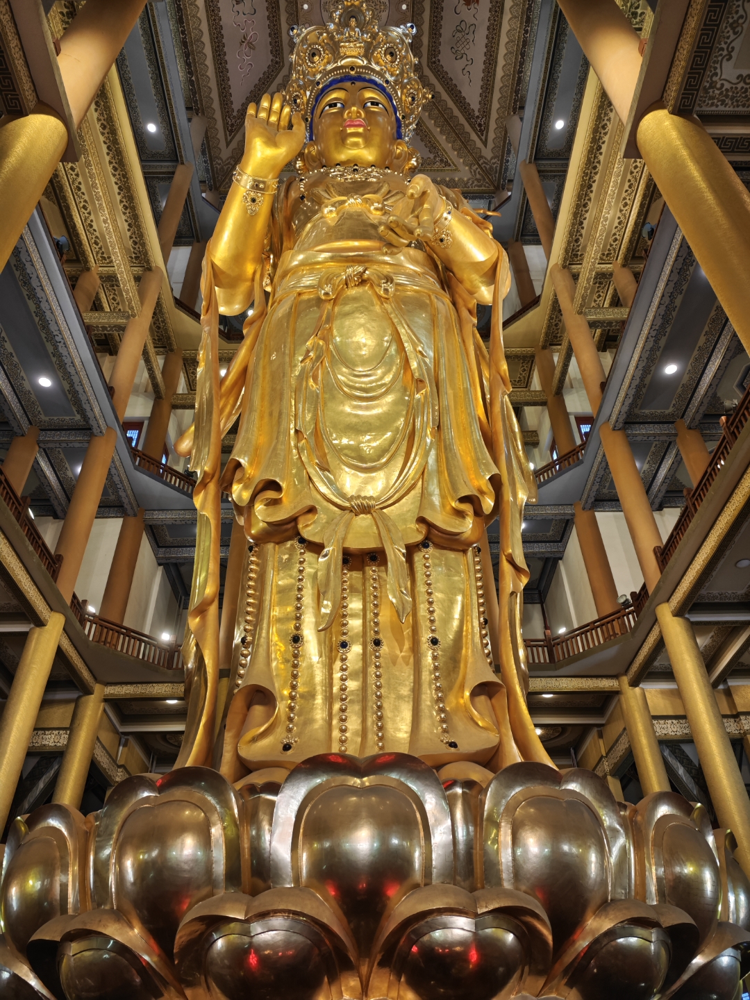 哇,这尊大佛金光闪闪,气派非凡,让人瞬间心生敬意呢!