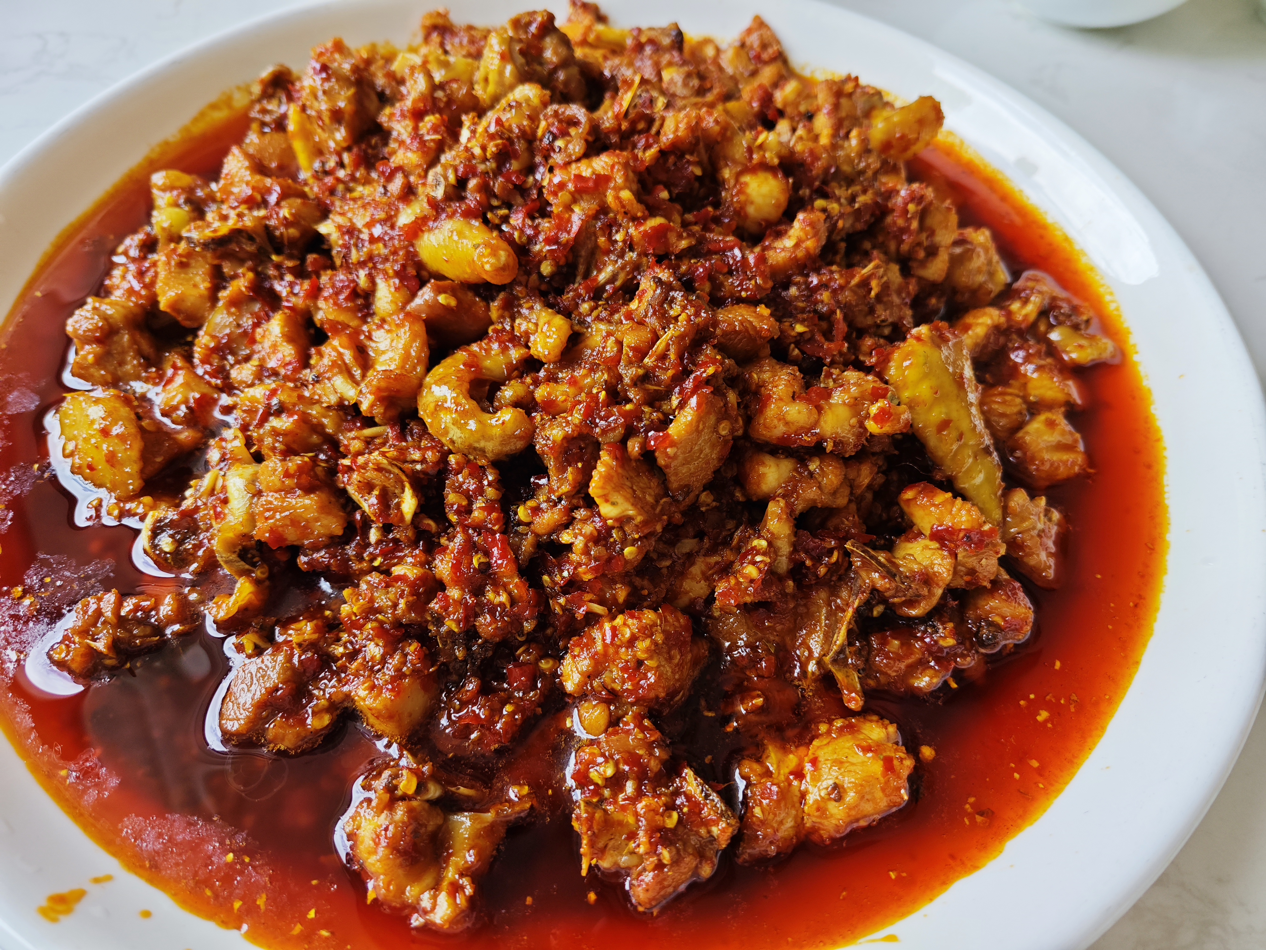 云南沾益辣子鸡,用几种辣椒面混合炒制,又香又辣!