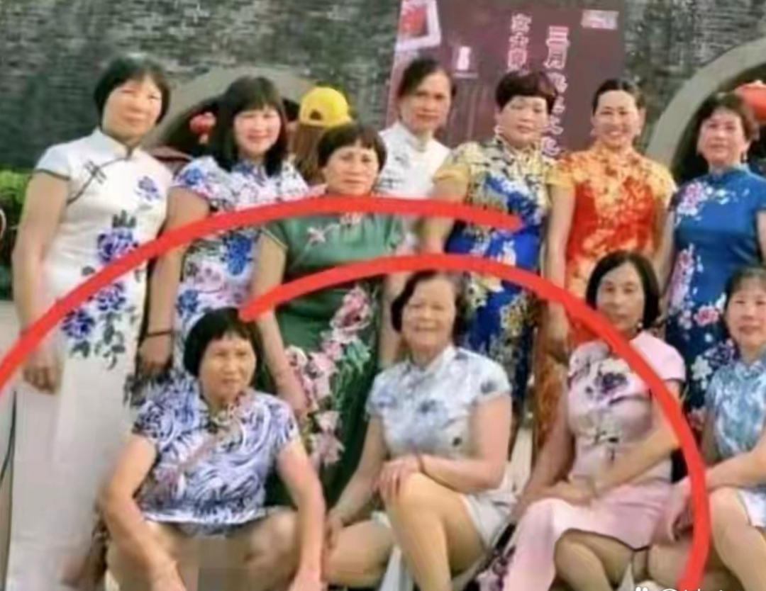 我的天呐,旗袍竟被这些无知又庸俗的大妈折腾成这副模样,简直惨不忍睹