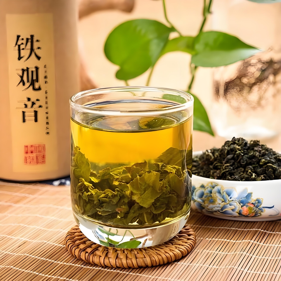 铁观音茶条卷曲,肥壮圆结,沉重匀整,色泽砂绿,整体形状似蜻蜓头,螺旋