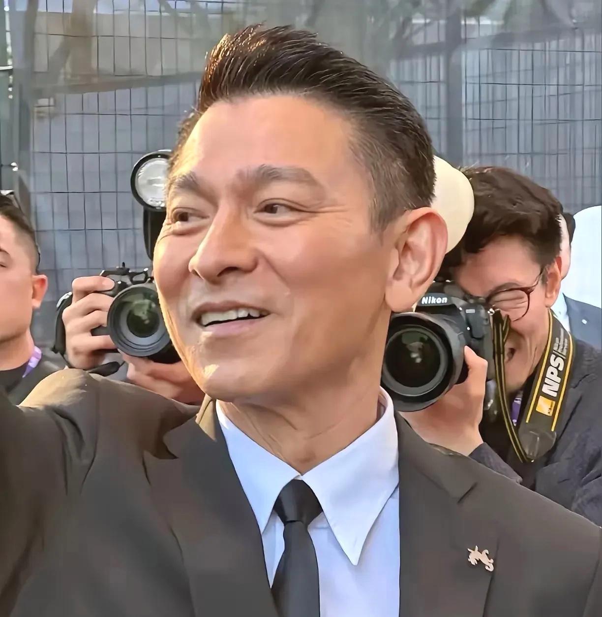 刘德华近照生图,确实是老了,眼袋和苹果肌都快掉下来了,眼角皱纹和