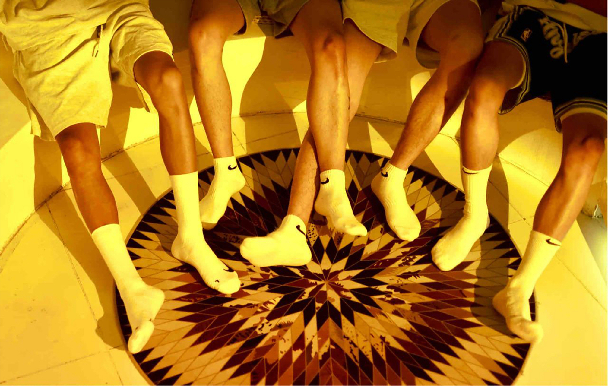 这几个小哥哥合照只拍腿和穿着白袜的脚,这难道是白袜爱好者的聚会