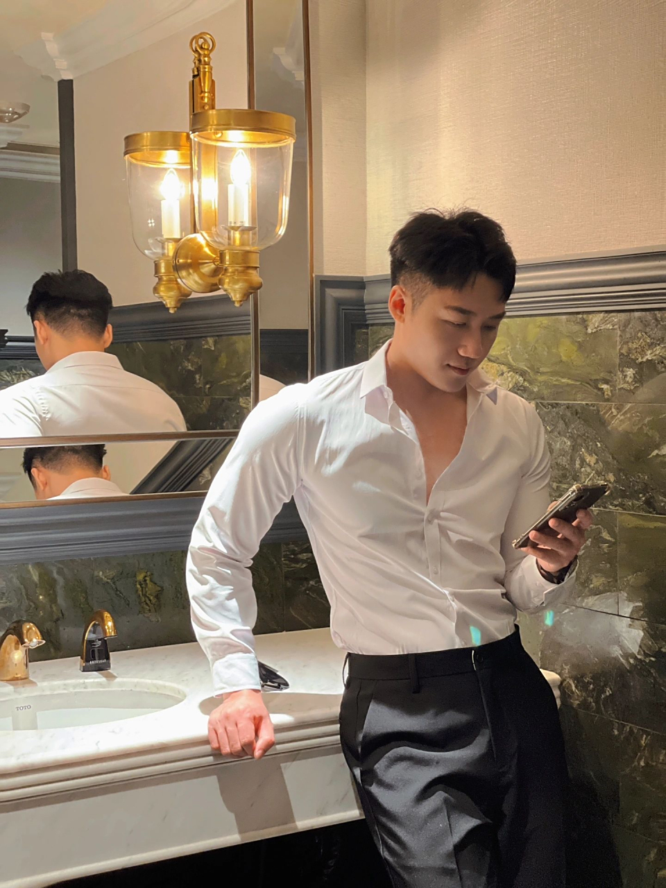 这种身材的男人穿西装,一点不会让人去考虑他的职业,而是会感慨前一句