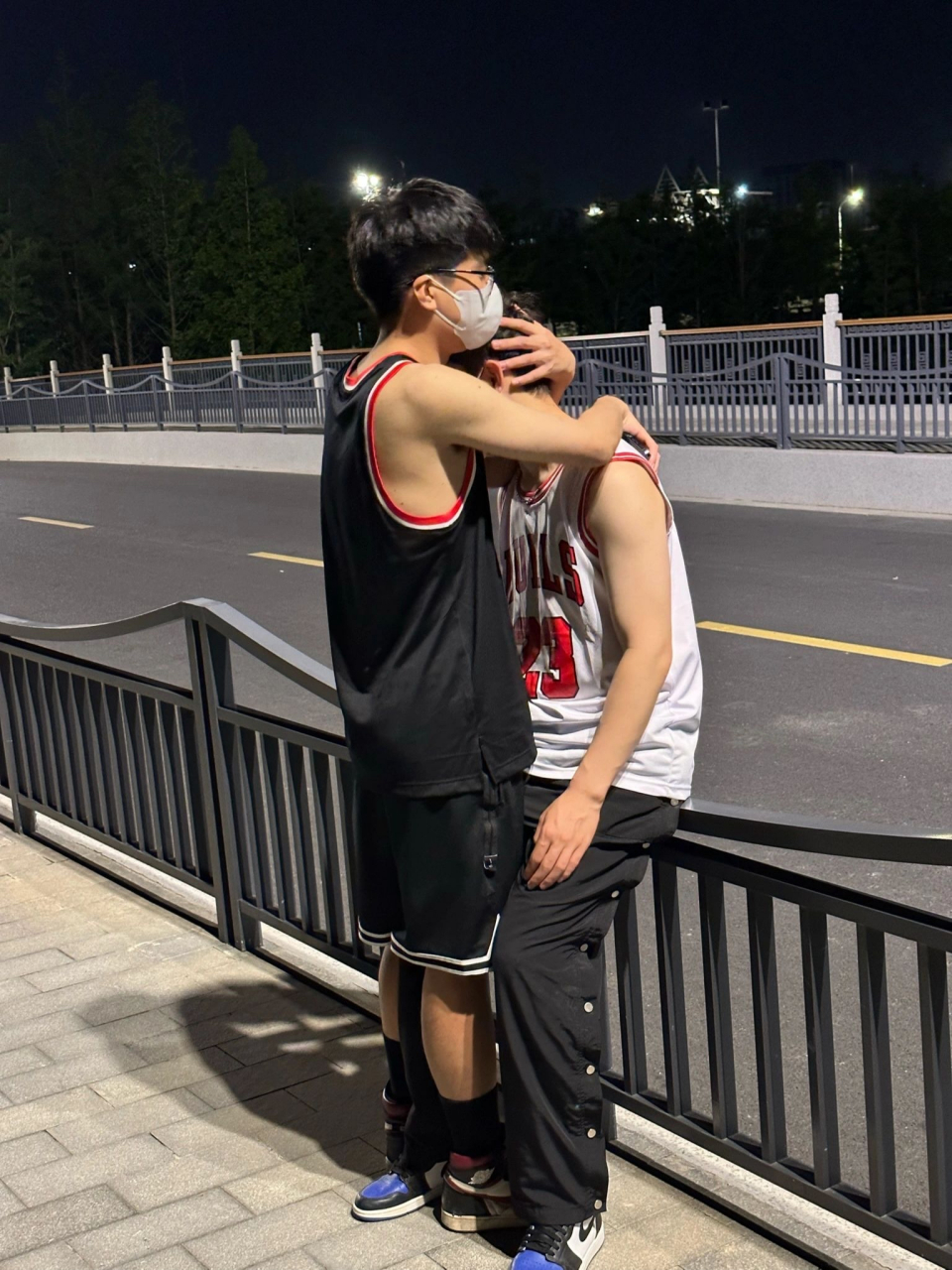 两个男生敢在大马路上这样贴贴抱抱,谁能分析出他们俩的关系