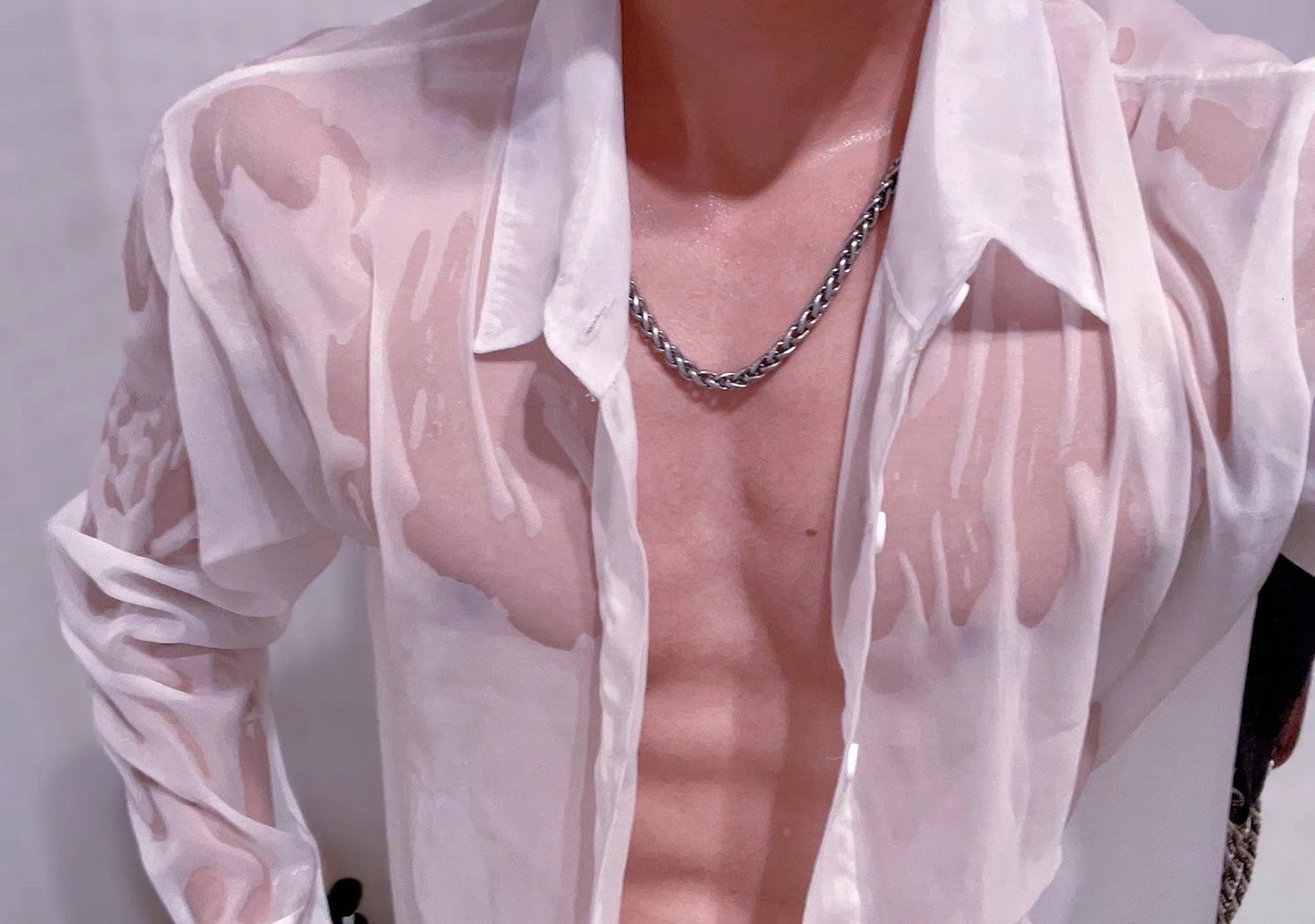 衬衫,湿身,腹肌,手上的青筋… 小哥身穿白色衬衫,衬衫的领口微微敞开