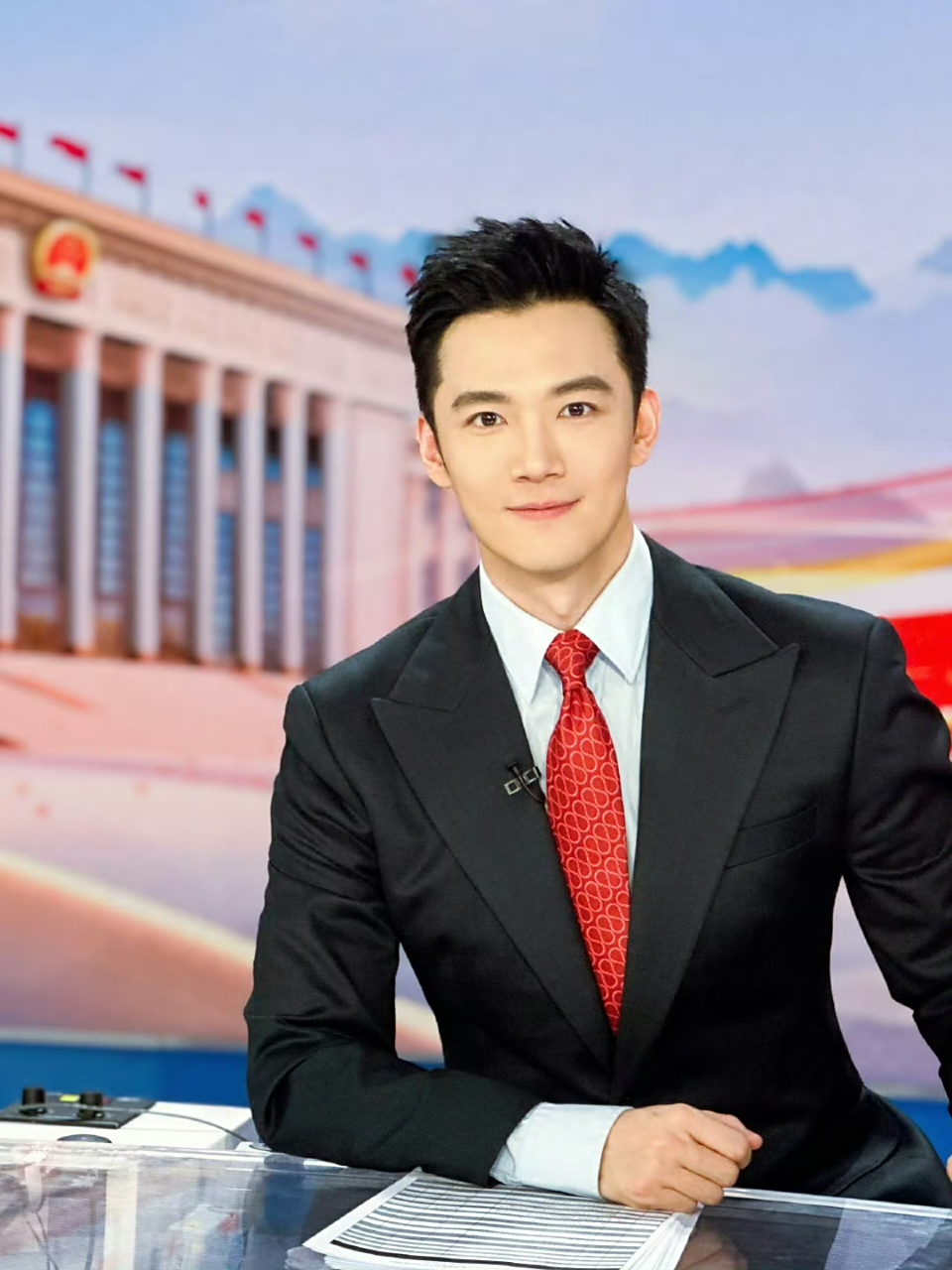 央视新闻主播张韬这张标准的国字脸竟然如此好看,剑眉星目鼻梁高挺,这