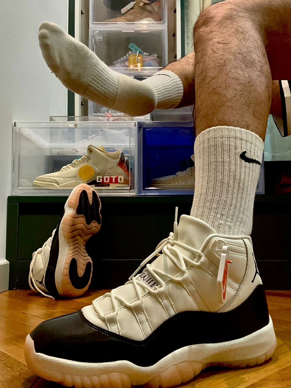 右手轻松调整鞋带,仿佛正在准备一场街头篮球大战