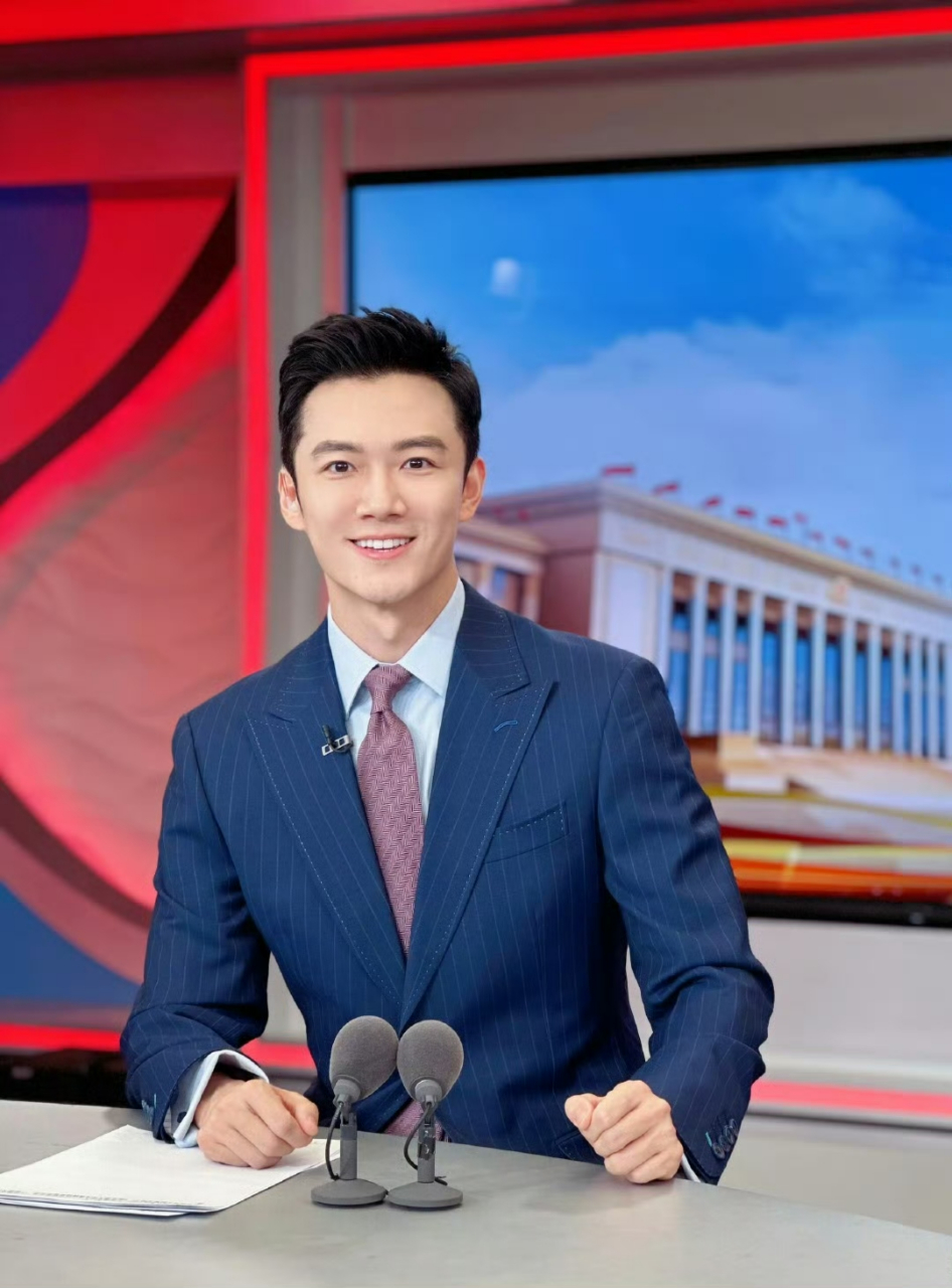 央视新闻主播张韬这张标准的国字脸竟然如此好看,剑眉星目鼻梁高挺,这