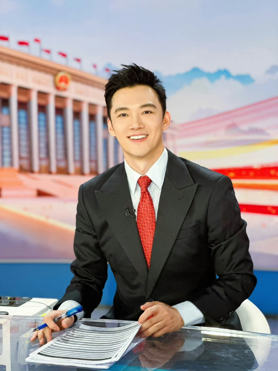 央视新闻主播张韬这张标准的国字脸竟然如此好看,剑眉星目鼻梁高挺,这