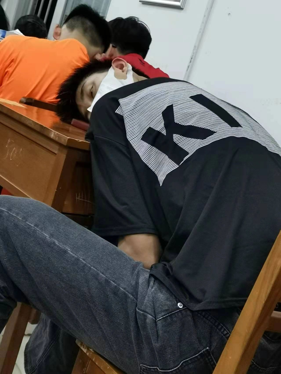 嘿,这是趴在桌子上睡着了吧,怎么还睁着眼睛睡