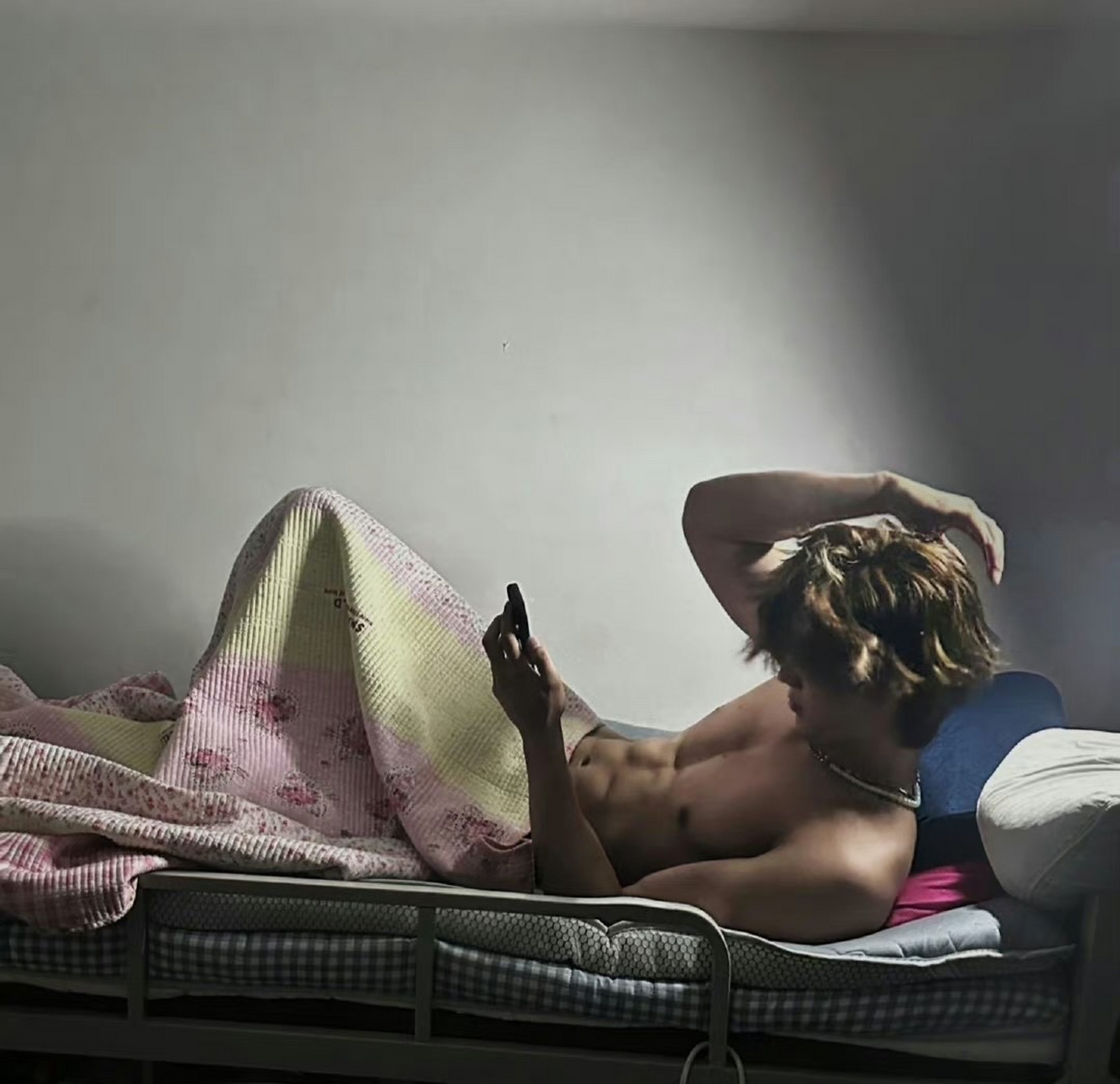 室友要拍照秀腹肌,就说这宿舍里灯光打的还不错呢,原来是哥们在旁边举