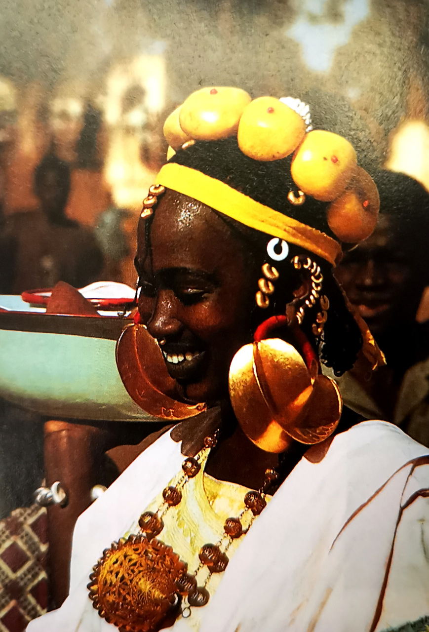 富拉尼族女人(非洲马里)对美丽的两大坚持:1,以纹身的方式"丰唇" 2,以