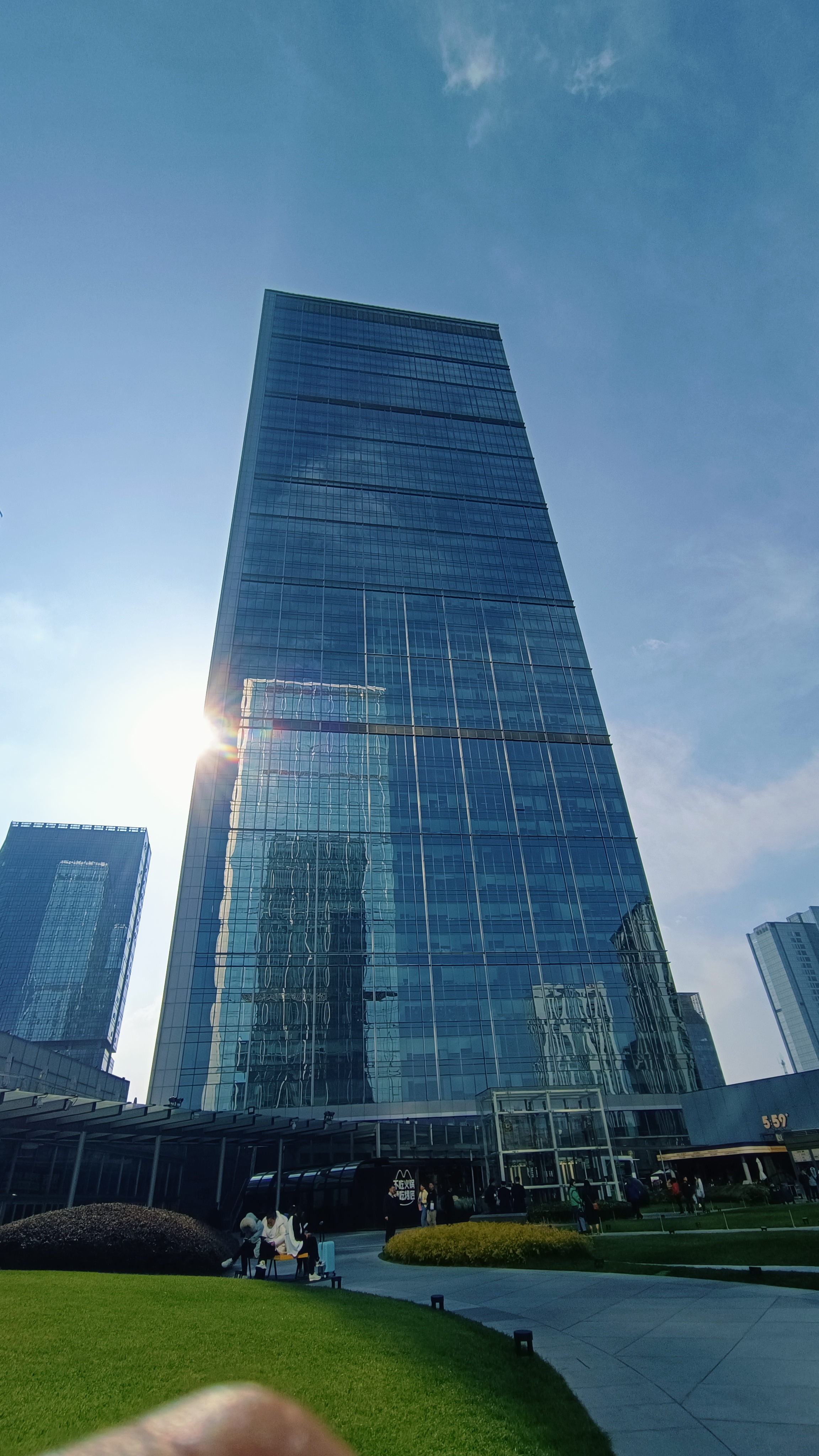 他们说,在楼顶上趴着这只熊猫,见证了来成都旅游的一半游客, 不知道