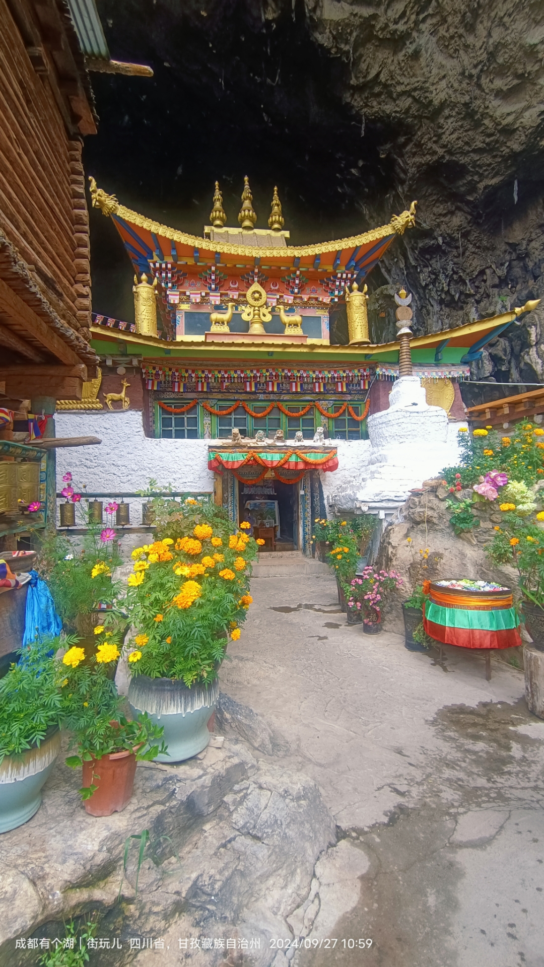 翁甲寺位于四川省甘孜藏族自治州得荣县东北方向约15公里处的翁甲神山