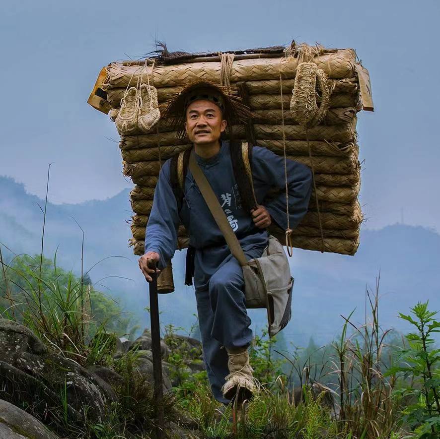 樵夫背影图片图片