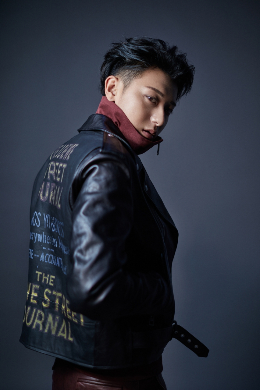 侯明昊的女朋友藏在他的工作团队里,两人不怕被拍到.   2.