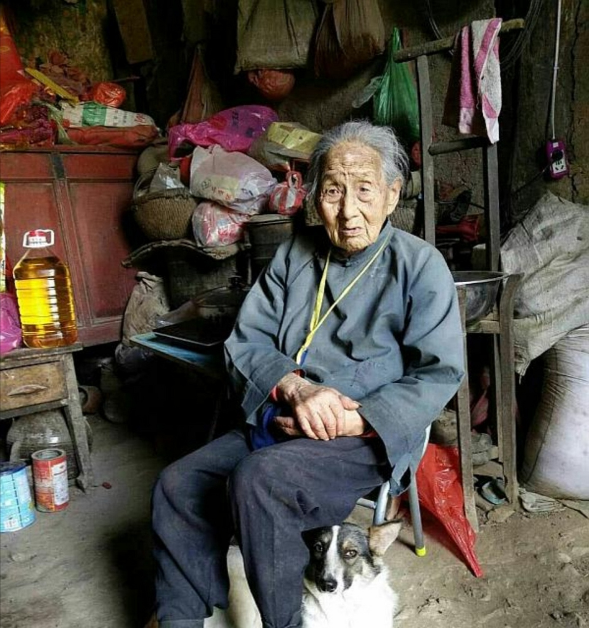 年迈老人独居度日,然是为了这个,原因泪目 有些贫困地区,尤其是大山