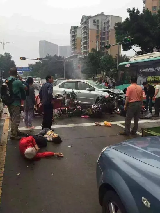 虽然整个车子被压扁报废了,人的身体也被压扁了,但