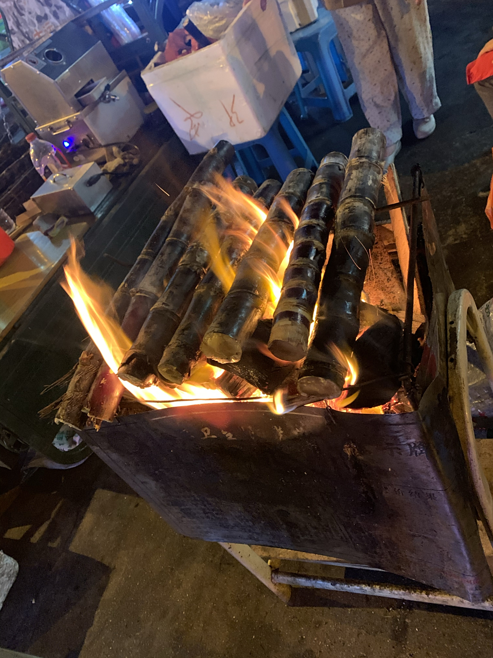 海南,甘蔗烤着吃