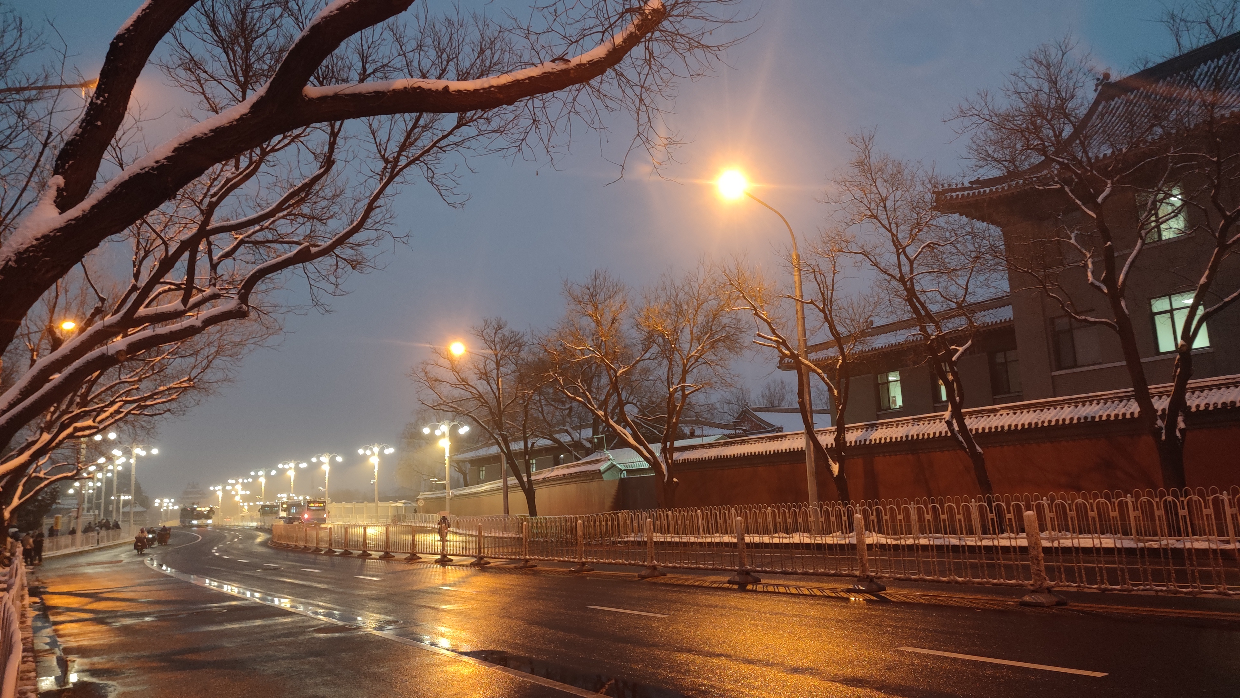 漫步夜色雪景,街灯也倾诉着冬日柔情!