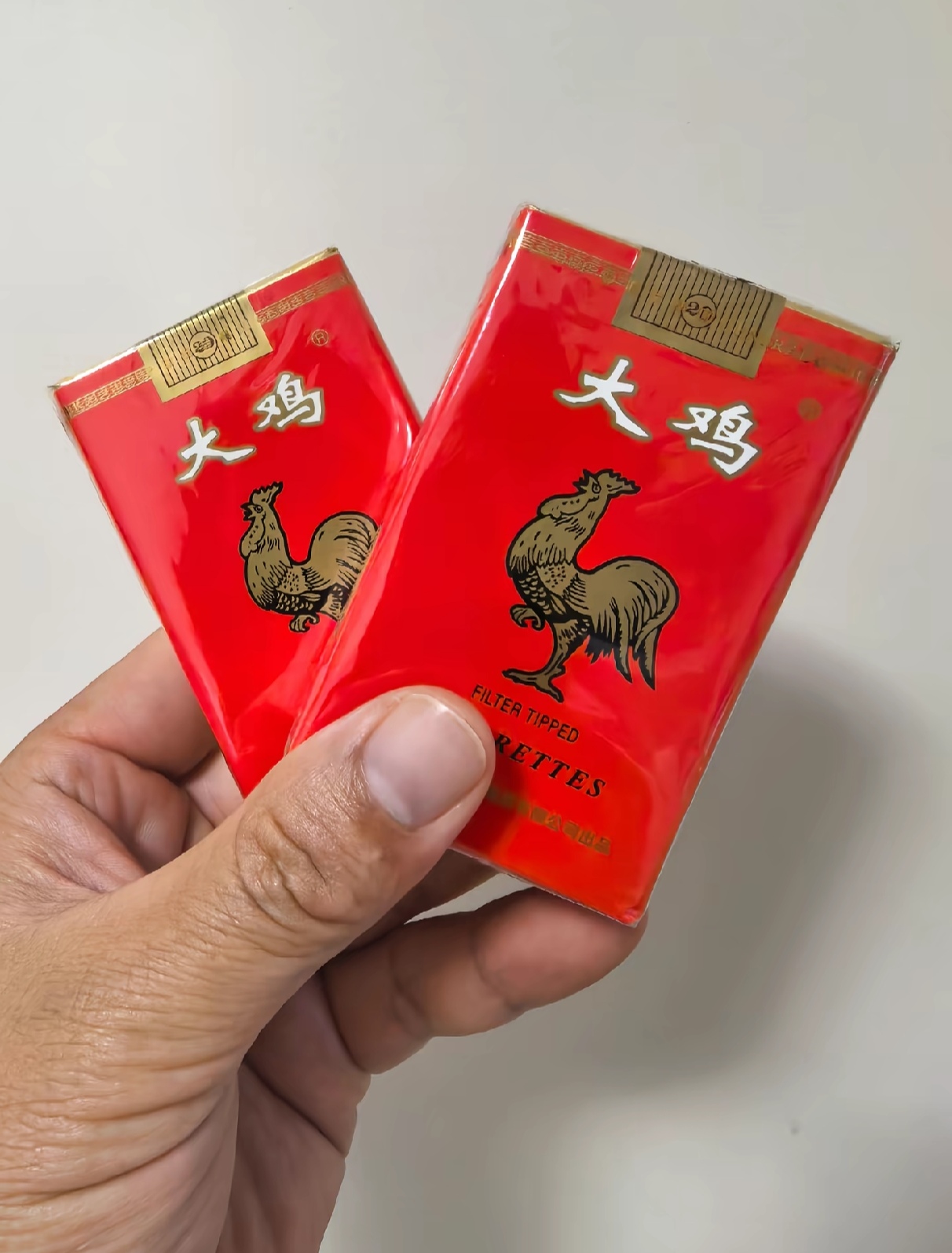 红艳艳的香烟上面金鸡闪耀大家有抽过这个的吗?超级经典的物品