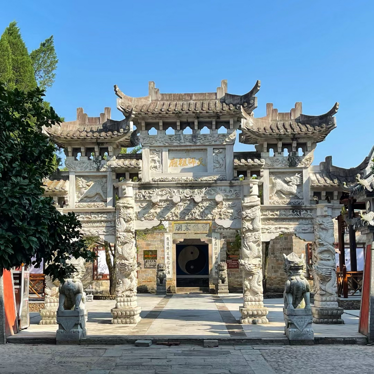 留侯家庙其实就是天师祖庙,是天师及家族祭祖的地方.