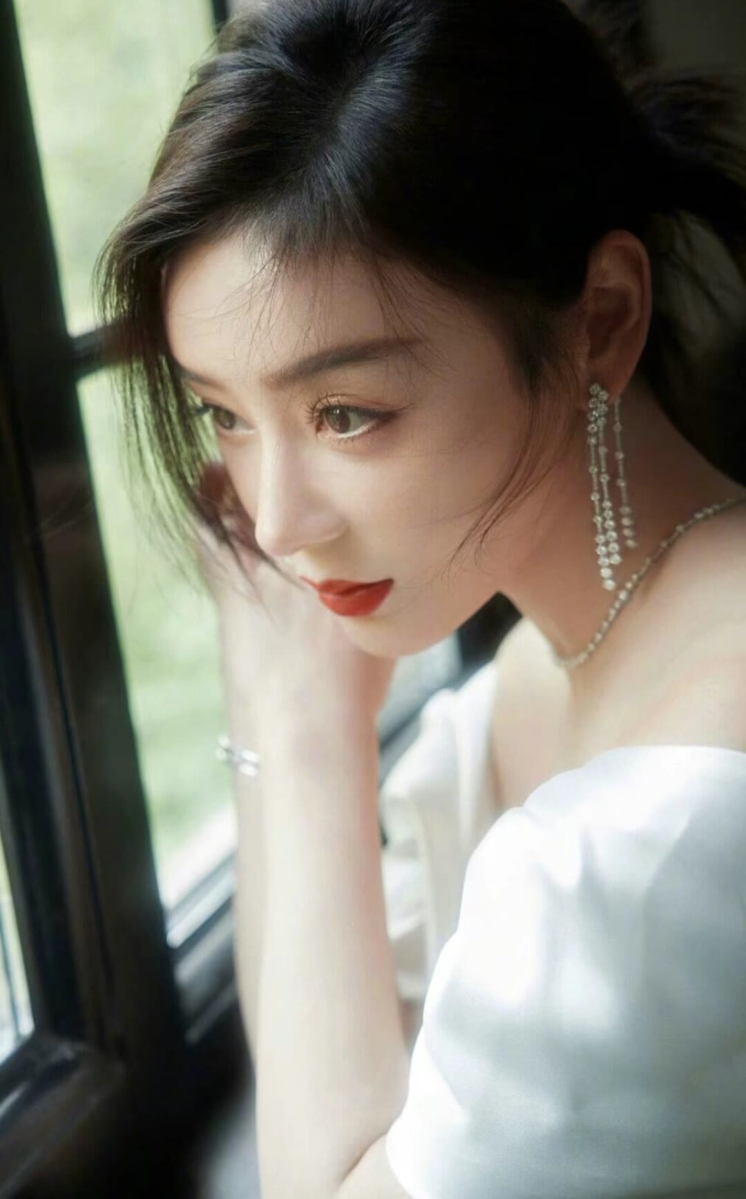 袁姗姗今日份惊喜亮相,白衬衫搭配黑腰带,简约而不失时尚感,红唇点缀