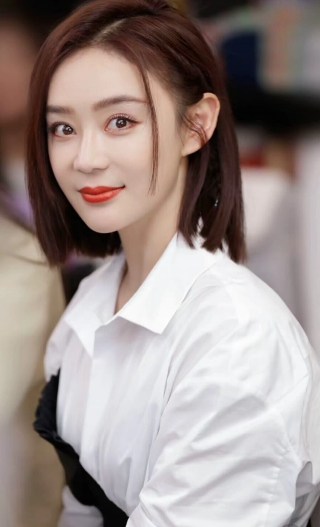 袁姗姗今日份惊喜亮相,白衬衫搭配黑腰带,简约而不失时尚感,红唇点缀