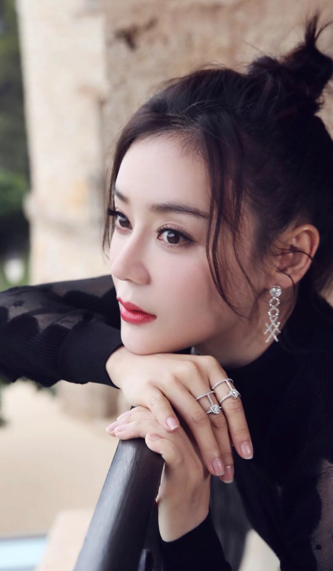 袁姗姗今日份惊喜亮相,白衬衫搭配黑腰带,简约而不失时尚感,红唇点缀