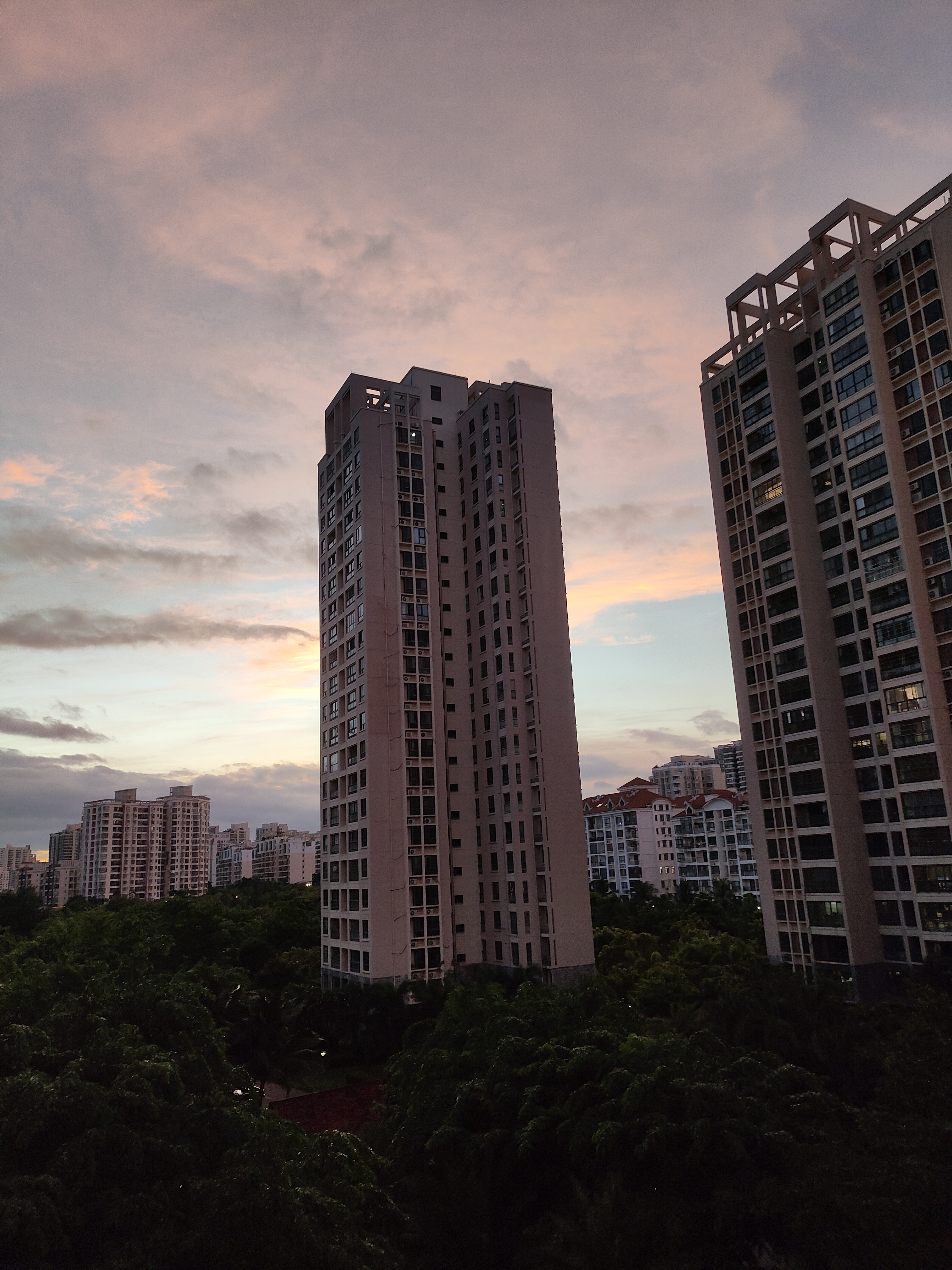 高楼林立,视野开阔,夕阳美景