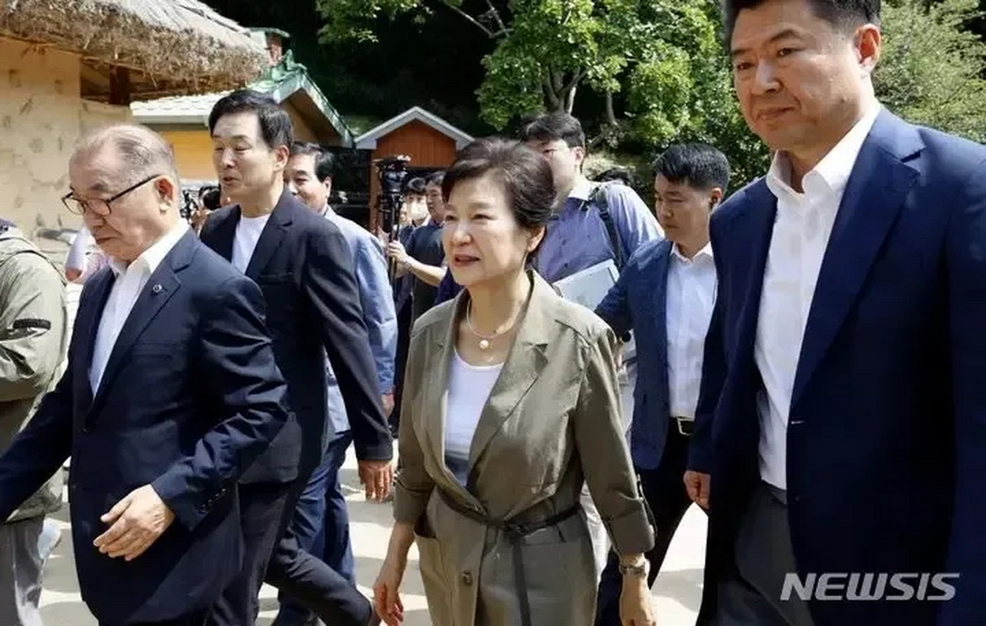 前总统朴槿惠罕见公开亮相,引起了广泛关注和赞叹.