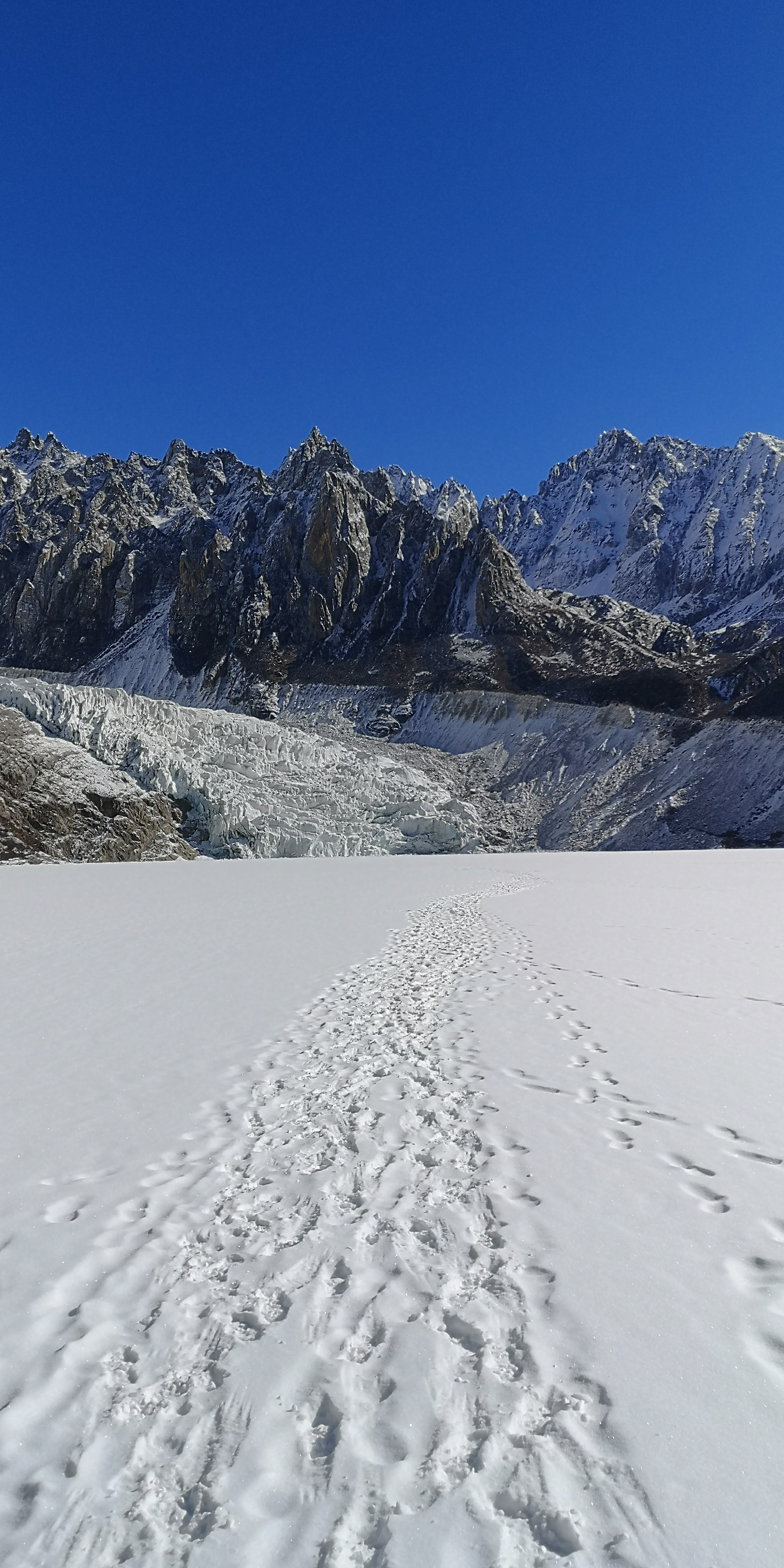 布加雪山波戈冰川 历经数百公里,走过积雪的冰湖,近距离触摸波戈冰川