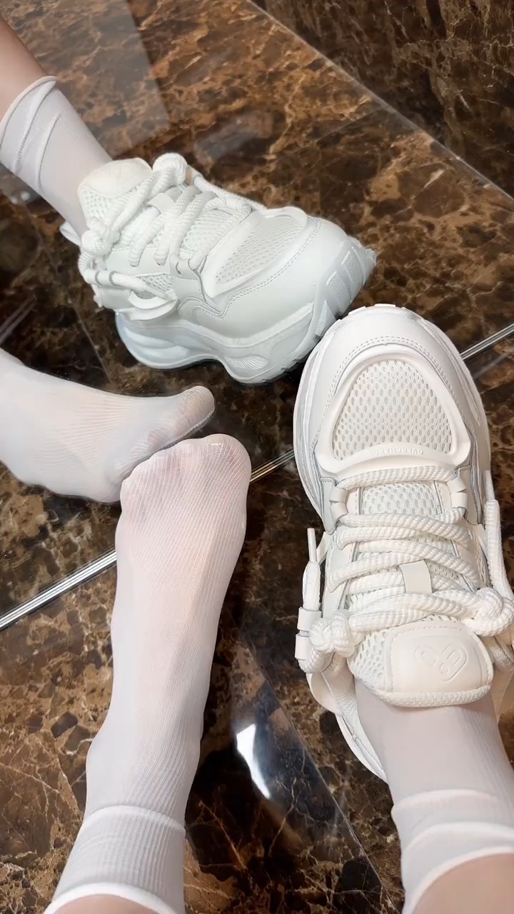 新入的白色运动鞋,配袜子的样子也太可爱了吧!