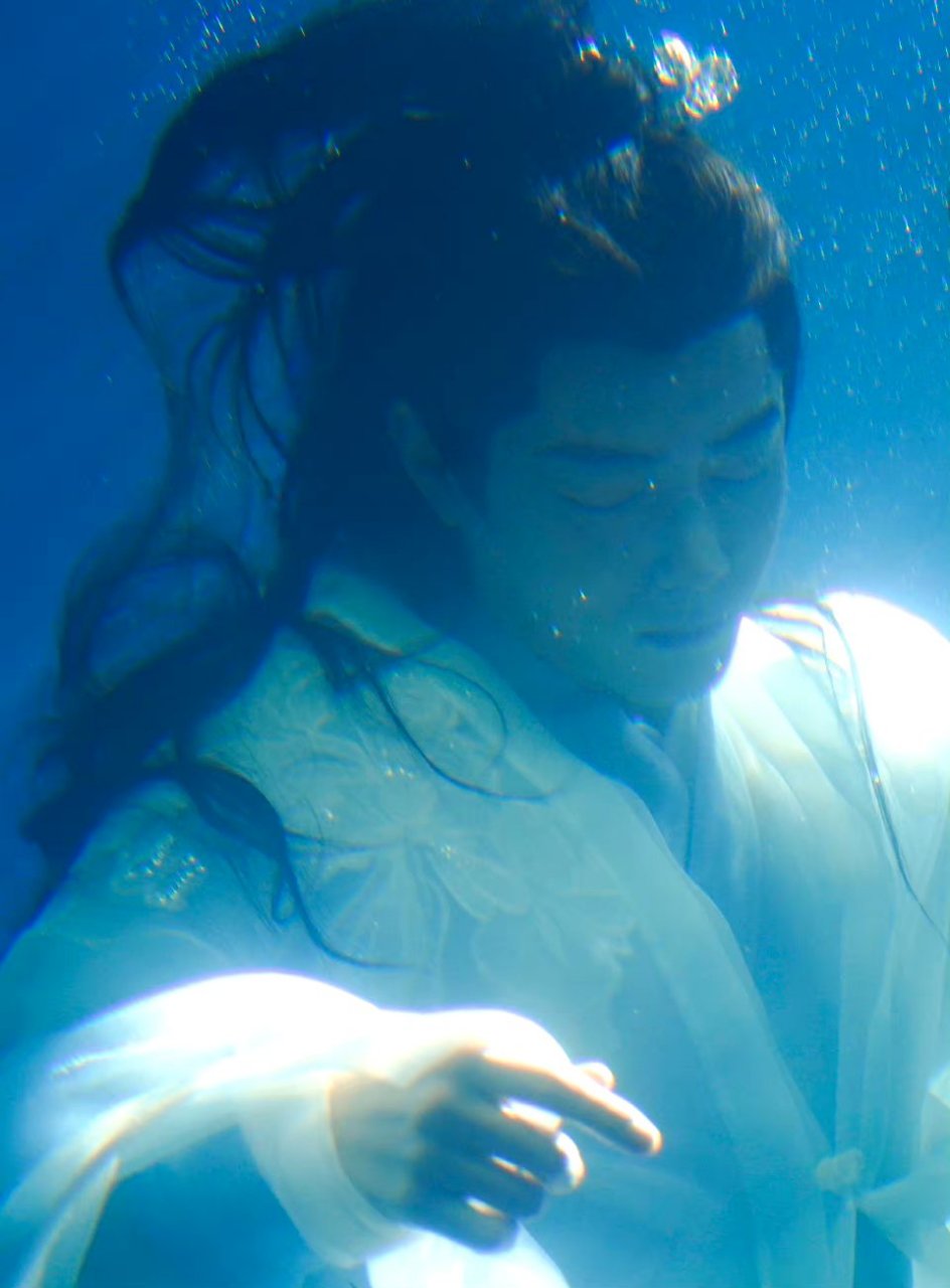 清冷神官反撩俏寡妇#肖战泳池湿发大片