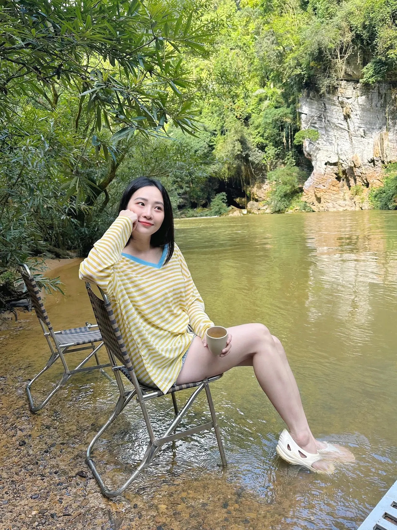 黄条纹衫和这一片绿,还挺搭