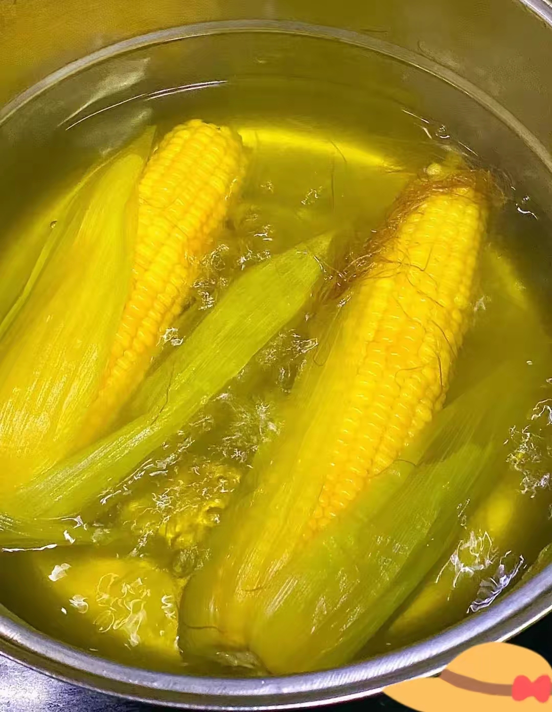 但隔壁王阿姨不一样,每次煮完玉米,都小心把水盛起来,还说这水用处大