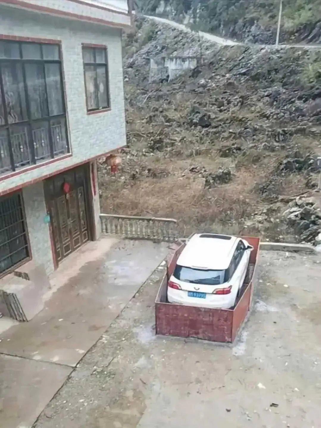 隔壁杨叔的闺女买了辆车,大家都挺高兴,杨叔的老婆每天都很担心,怕有