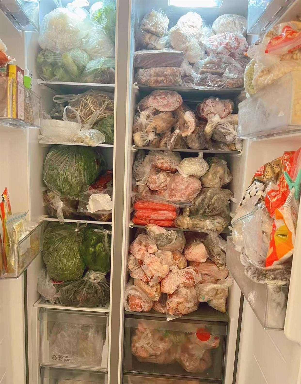 我们拿了好多东西放在后备箱,把东西收拾好,才发现冰箱已经都放不下了