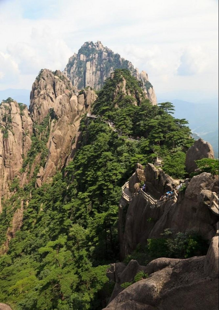 七律·黄山莲花峰  黄山莲花峰万仞, 石壁峭立插云端.