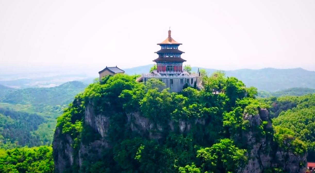 静卧于安徽和县西北约二十里处,群山环抱间独领风骚,其形状犹如鸡笼