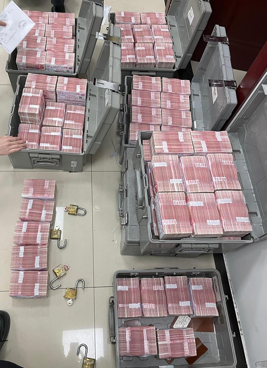 假如有这么多钱,往银行里存着,天天在家躺平了,多少人的梦想!