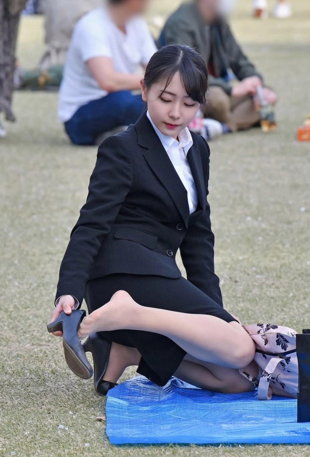 公园里的美女臭脚丫