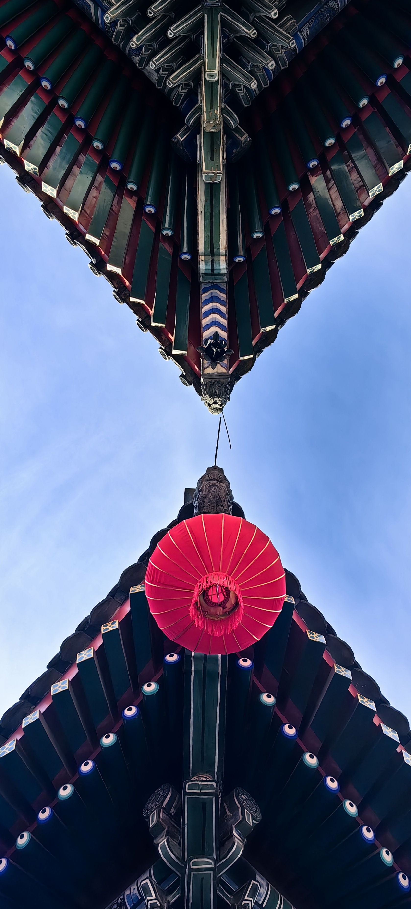 偶然发现了一座建筑屋顶上悬挂着一把红色灯笼的奇景!