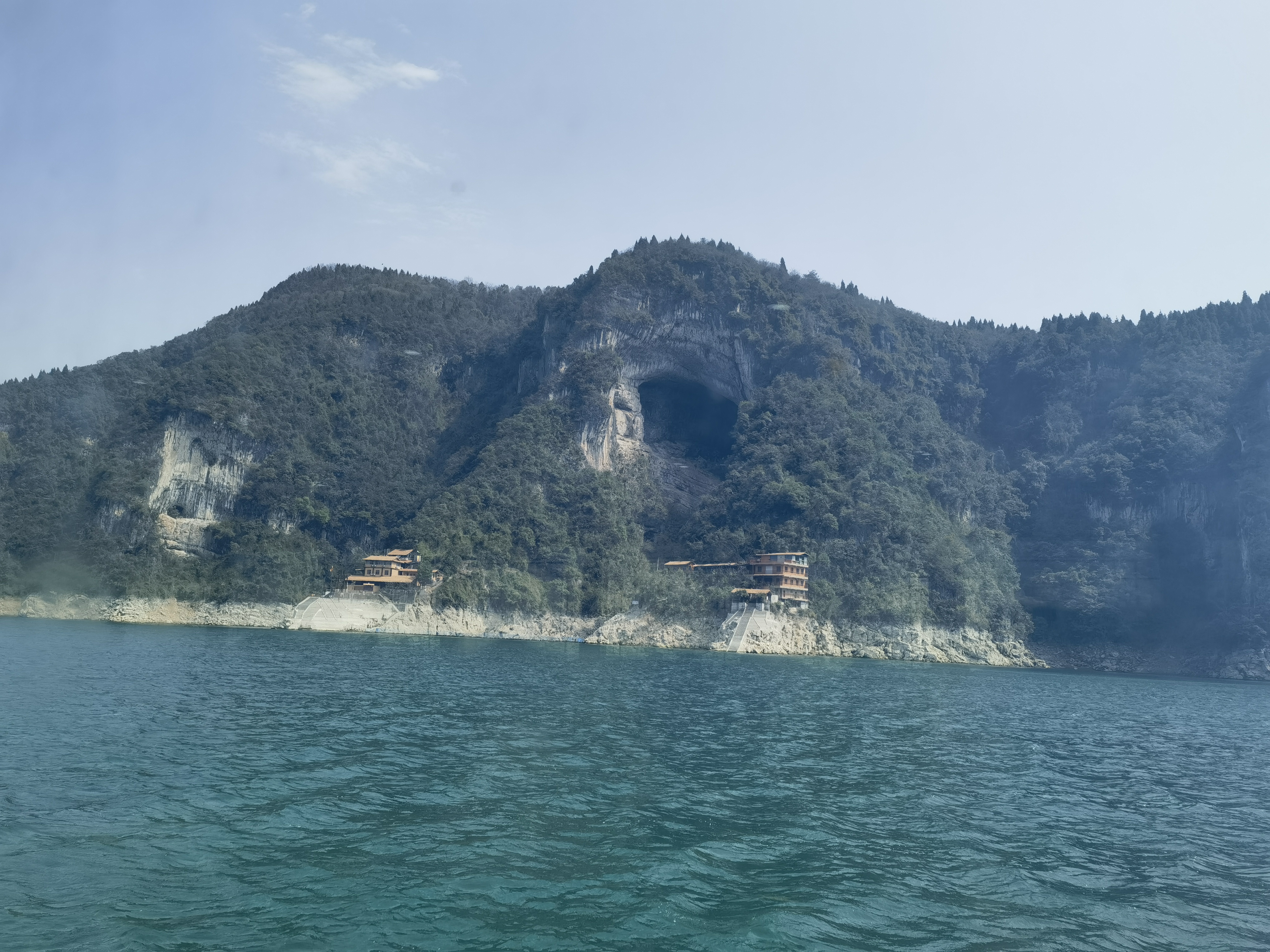 清江画廊风景区位于湖北省宜昌市的长阳土家族自治县境内,涵盖隔河岩