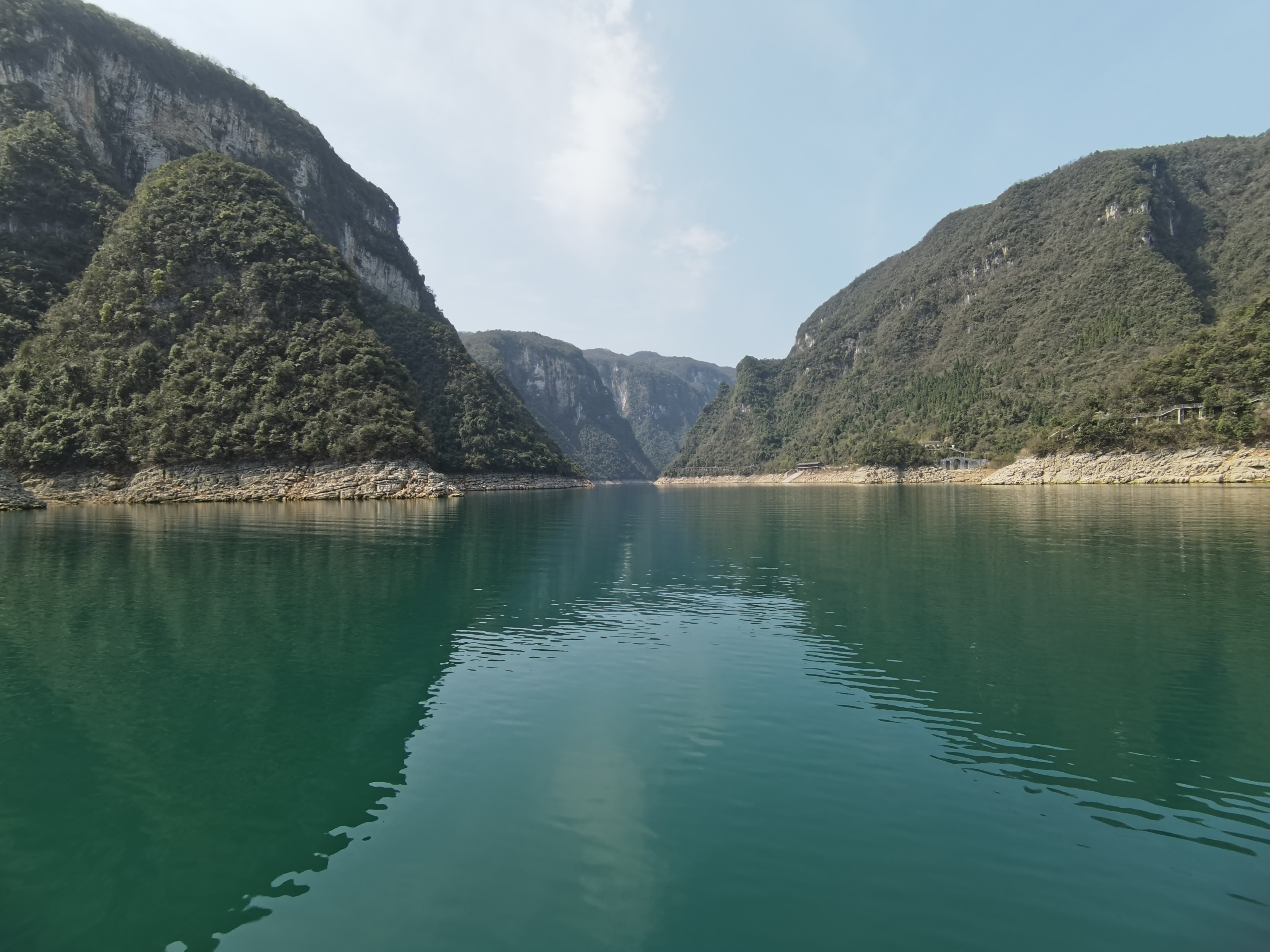 清江画廊风景区位于湖北省宜昌市的长阳土家族自治县境内,涵盖隔河岩