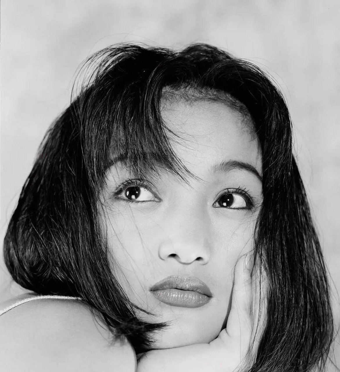 周迅19岁时的写真,那时候化妆技术没有现在那么多花哨,美女帅哥拼的都