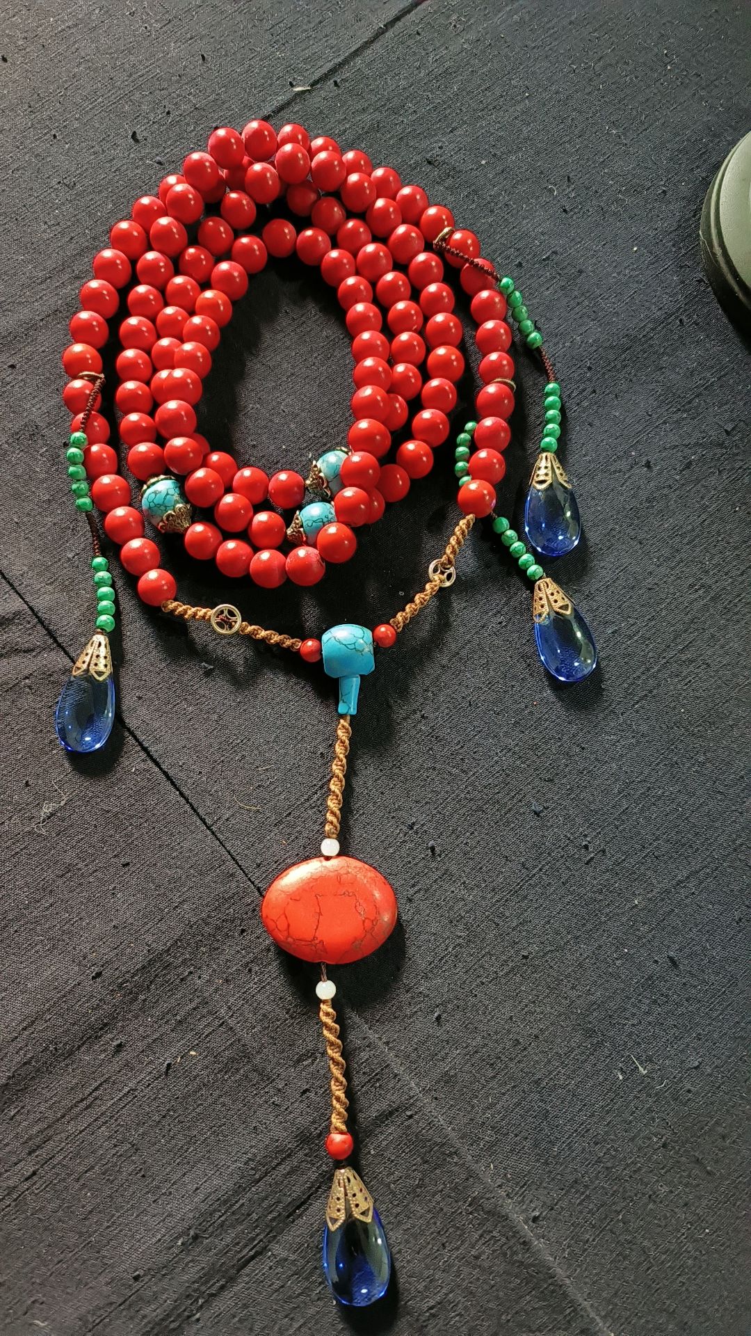 96  78每一颗红珊瑚佛珠都如同海底的瑰宝,散发着深邃的光泽.