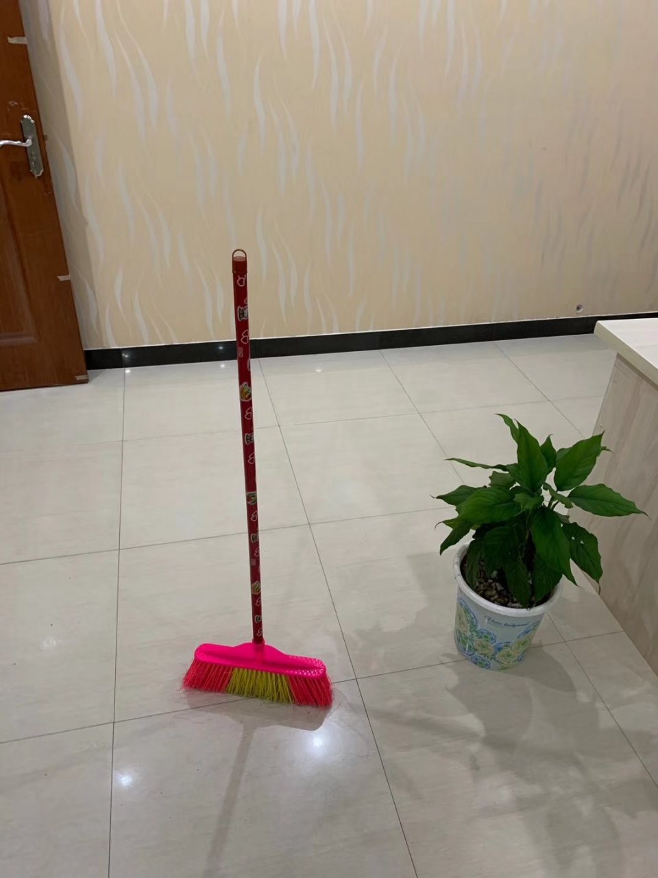立扫把,立扫地机也就算了,你还倒立扫把,立牛仔裤,还有立女盆友的
