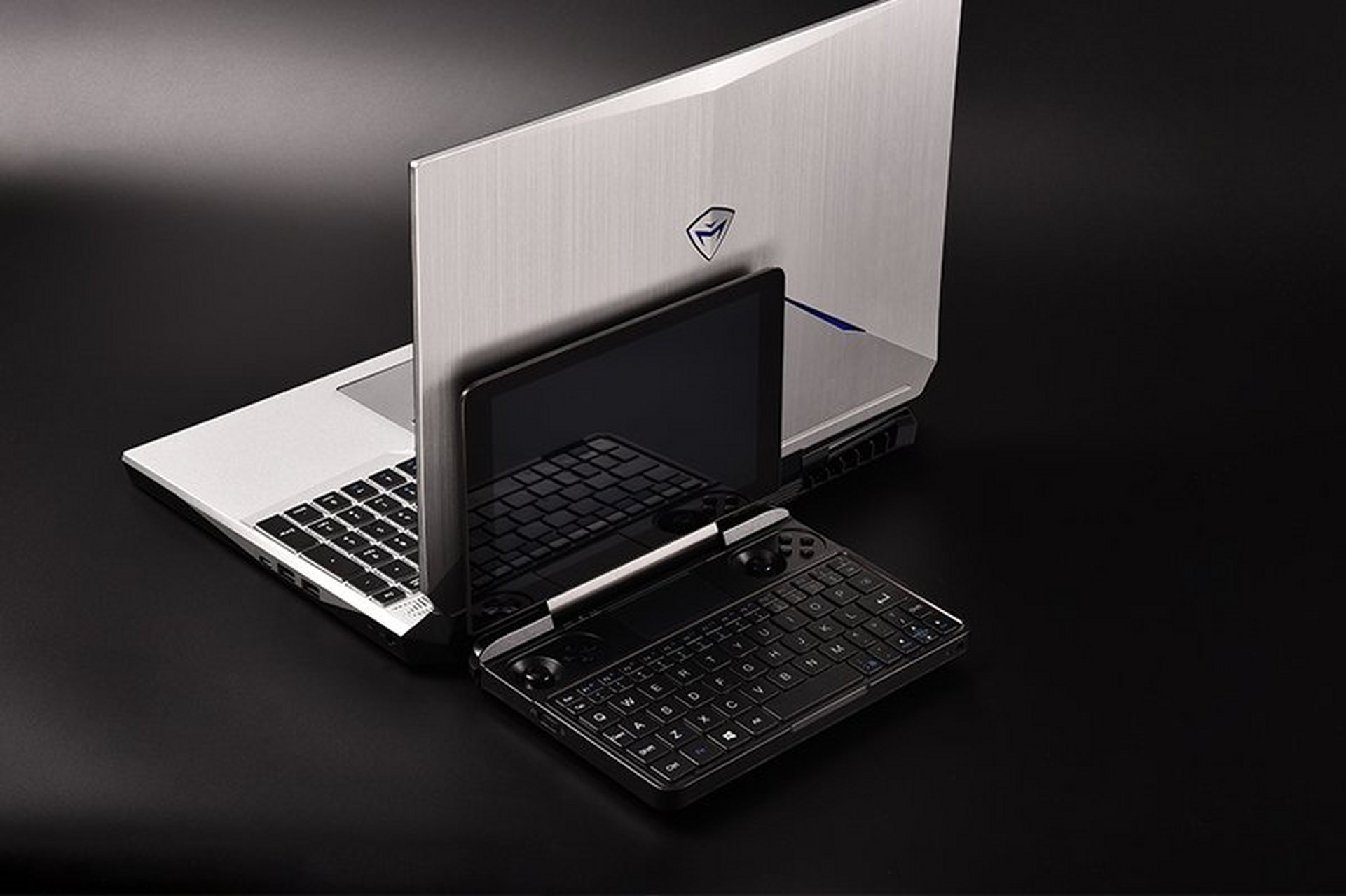 在i5-1035g7处理器 16gb高性能内存的加持之下,gpd win max还具备pc